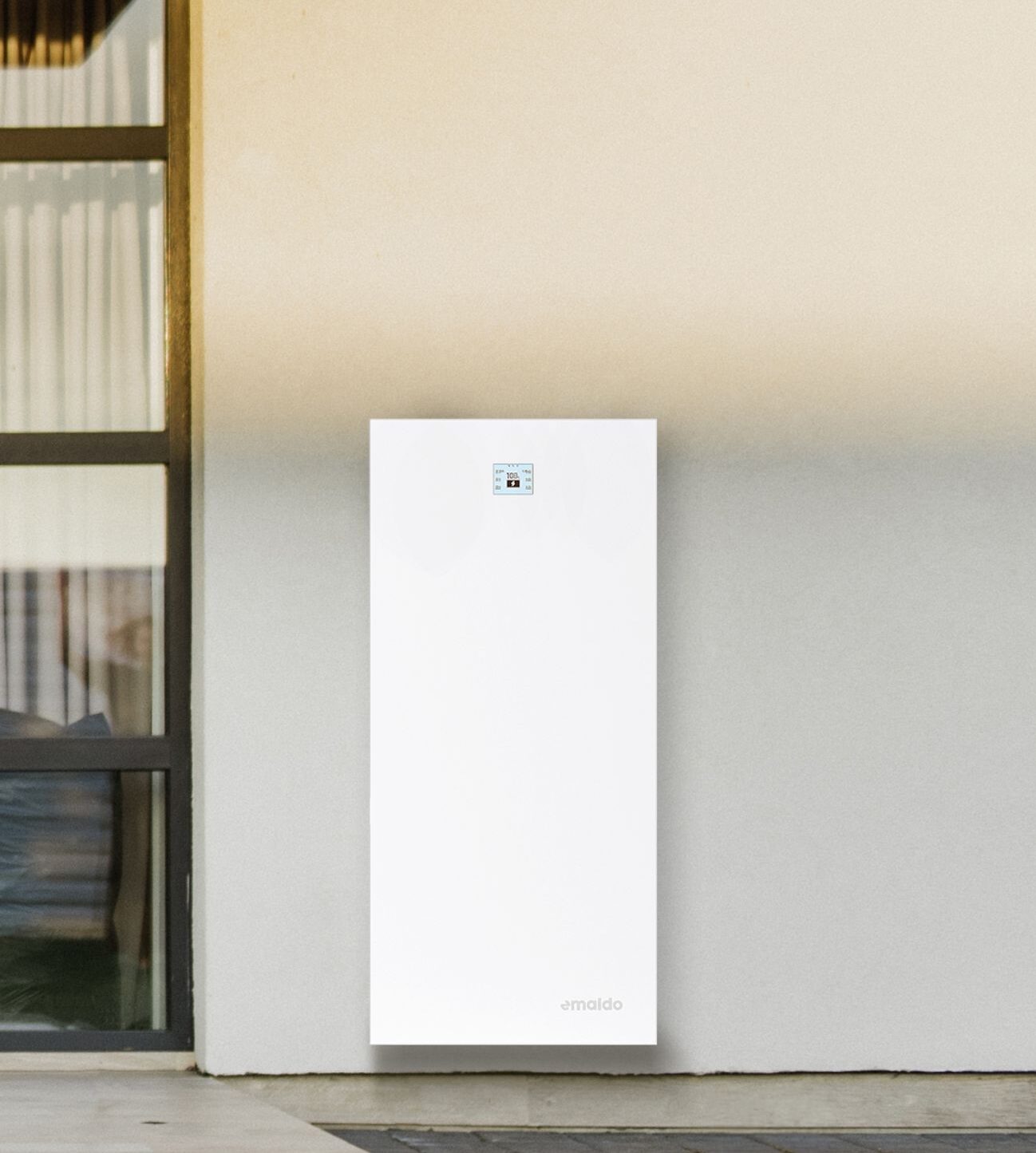 Emaldo Power Core installerad på yttervägg vid en modern villa i Täby – stilren design och kompakt format för hembatterilösningar.
