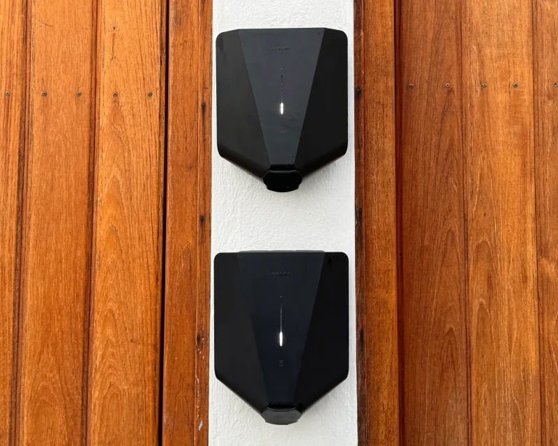 Två Easee laddboxar installerade i Täby – trygg och snygg elbilsladdning utförd av certifierad elektriker från Elektriker Täby.