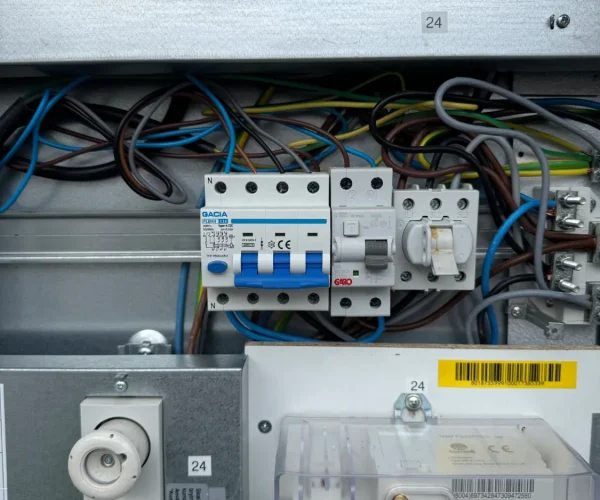 Elektriker felsöker elcentral i villa i Sollentuna
