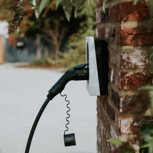 Alla Laddboxar Laddbox i Täby med kabel ansluten – trygg elbilsladdning direkt vid bostaden.