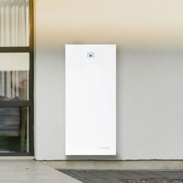emaldo-power-core-outside-with-family-mobile