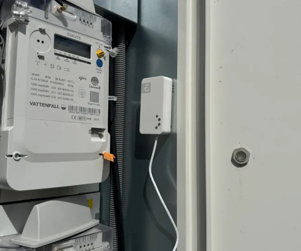 Belysning installeras av elektriker i bostad i Sollentuna